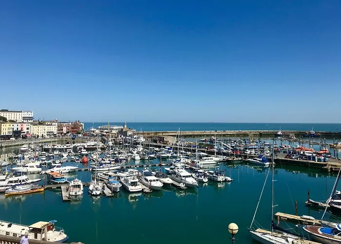 Marina Retreat - Stunning 4 Bedroom, 3 Bathroom House With Harbour Views!