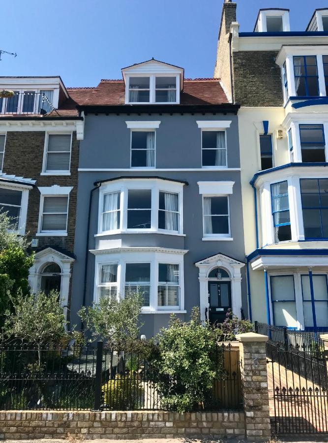 Marina Retreat - Stunning 4 Bedroom, 3 Bathroom House With Harbour Views! Holiday home